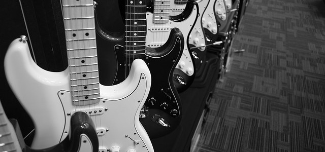 楽器店に並んだギター